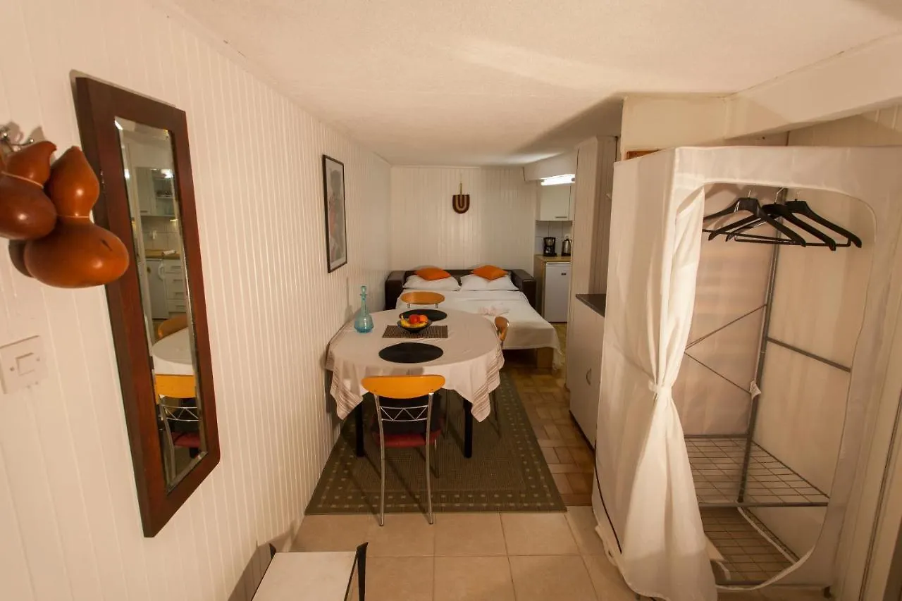 Studio Apartment Nihar Cres