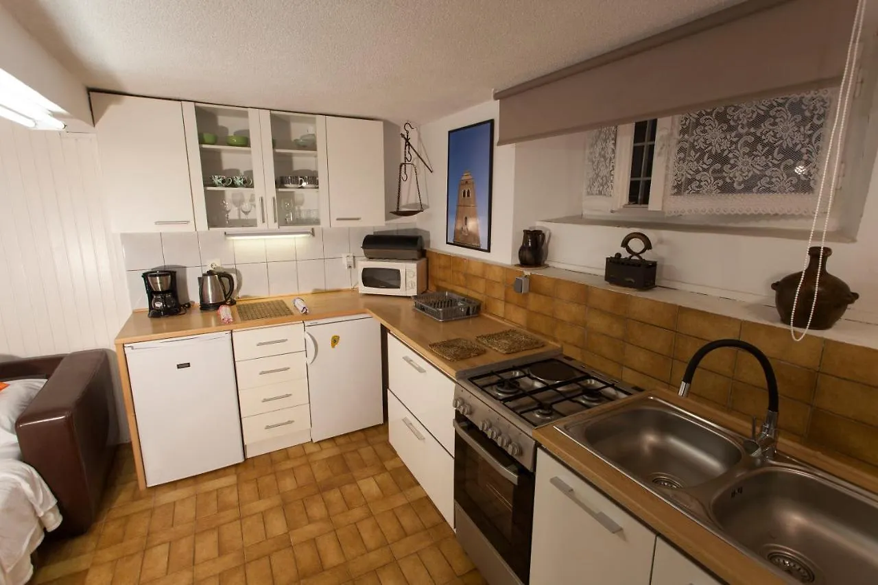 Studio Apartment Nihar Cres