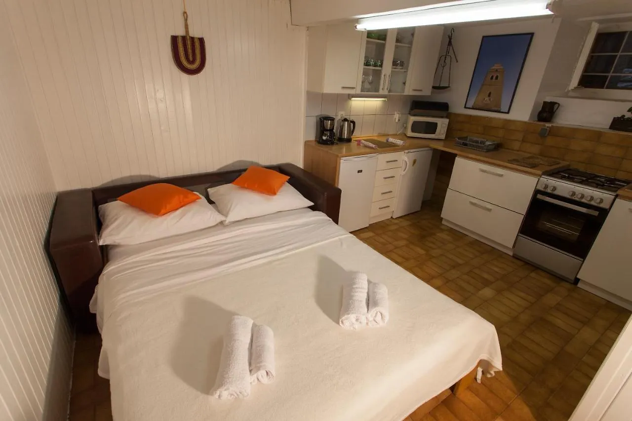 Studio Apartment Nihar Cres
