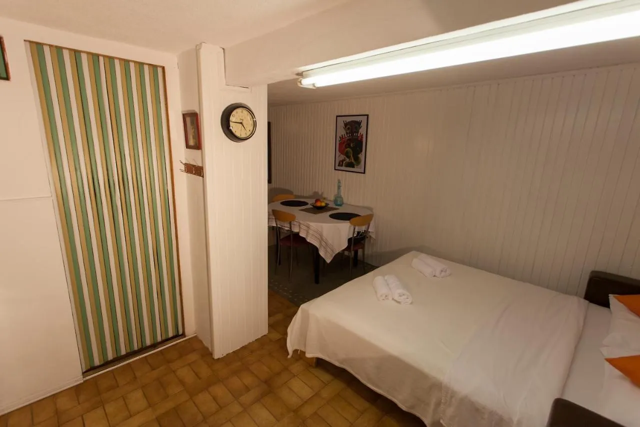 Studio Apartment Nihar Cres
