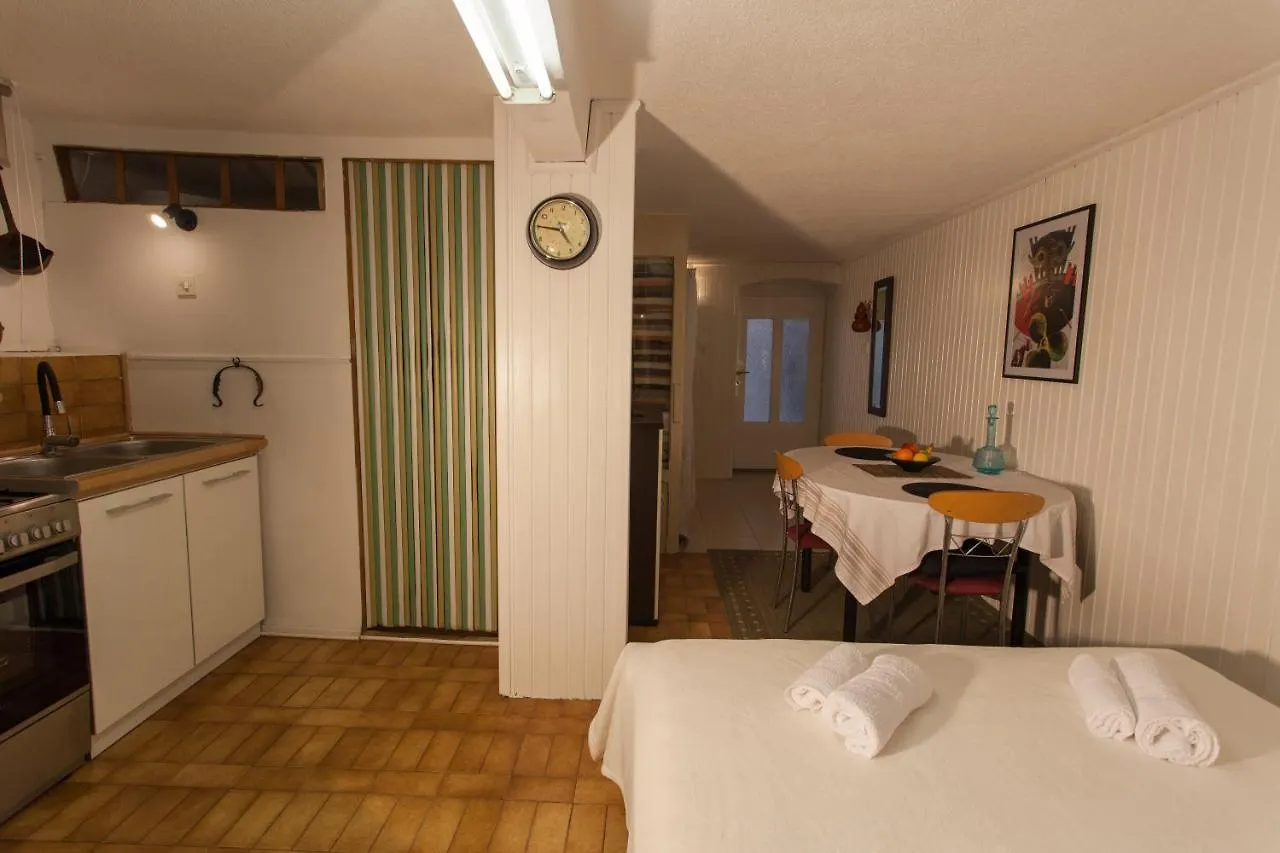 Studio Apartment Nihar Cres