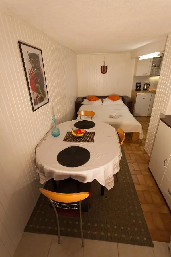 Studio Apartment Nihar Cres