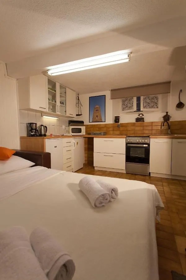 Studio Apartment Nihar Cres 0*,